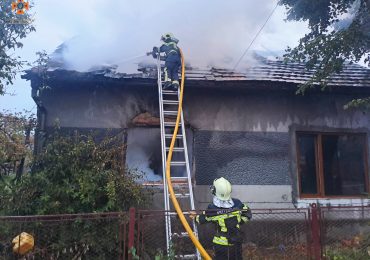 Полум’я знищило покрівлю й перекриття: на Закарпатті горів житловий будинок