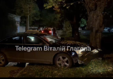 В Ужгороді, ймовірно, нетверезий водій на Audi влетів у дерево