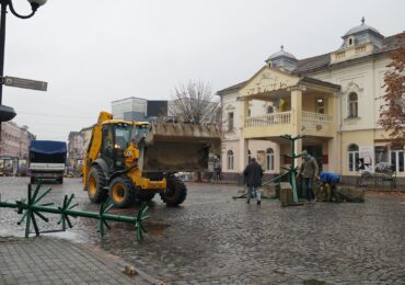 У Мукачеві розпочали встановлення новорічної ялинки