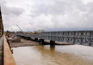 На Закарпатті змонтували близько 160 метрів модульного мосту через річку Тересва