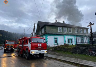 На Рахівщині рятувальники ліквідували пожежу в школі