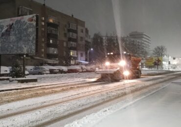 На розчищення вулиць виїде спецтехніка: в Ужгороді водіїв просять тимчасово звільнити узбіччя та підйоми