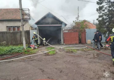 Берегівські рятувальники ліквідували пожежу в надвірній споруді