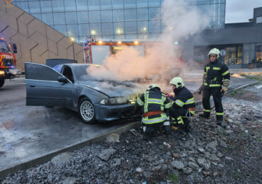 Мукачівські рятувальники загасили пожежу в легковому автомобілі