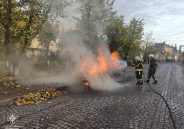 На Закарпатті у чоловіка спалахнуло авто, поки той пішов за покупками