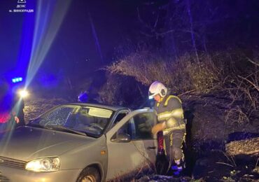 На Закарпатті водій, через густий туман, опинився у кюветі