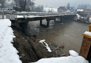 На Закарпатті легковим авто дозволять рух через міст, який пошкодив паводок