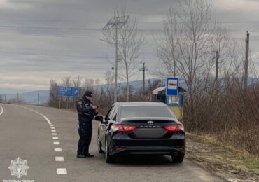 Закарпатські патрульні виявили керманича, який порушив ПДР та намагався надати хабар