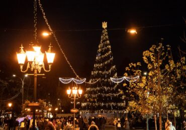 В Ужгороді засвітили вогні новорічної ялинки