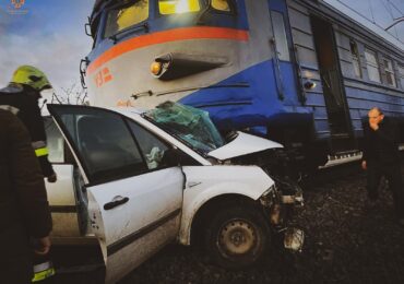На Закарпатті поїзд «Сянки-Ужгород» зіштовхнувся з легковиком: водій автомобіля загинув