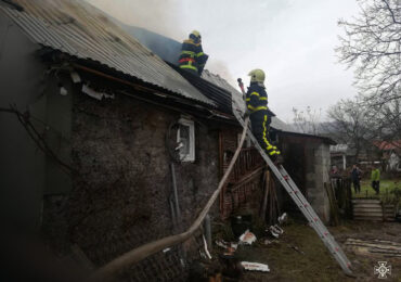 Хустські надзвичайники ліквідували пожежу в надвірній споруді