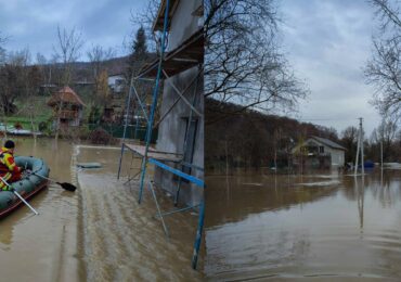 На Ужгородщині чоловіку допомогли вибратися із затопленого дачного будинку