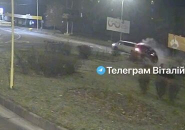 ДТП в Ужгороді: водій влетів у коло, тікаючи від патрульних (ВІДЕО)