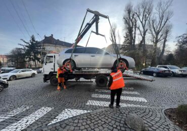 Автівки, припарковані на вулицях Ужгорода з грубим порушенням ПДР, із наступного тижня забиратиме евакуатор