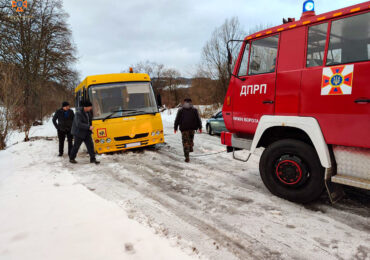 На Мукачівщині рятувальники буксирували шкільний автобус