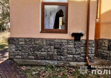 Розбили вікно та викрали скриньки з пожертвами: на Тячівщині розкрили крадіжку із місцевого храму