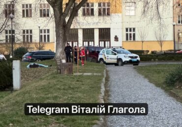 В Ужгороді біля Закарпатської ОВА виявили тіло чоловіка