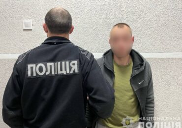 Погрожуючи зброєю заволоділи грошима потерпілого: мукачівські поліцейські затримали групу вимагачів