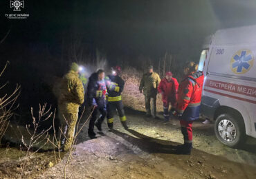 Закарпатські надзвичайники врятували з холодної води двох чоловіків