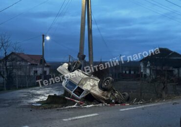 ДТП на Закарпатті: авто вилетіло на узбіччя та перекинулося на дах