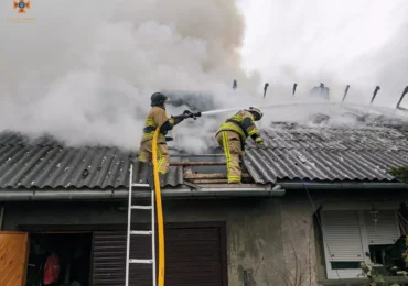 Рахівські рятувальники ліквідували пожежу в будинку, захистивши від вогню літню кухню