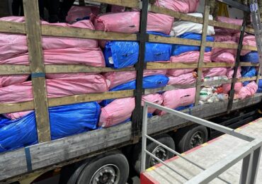 В Закарпаття з Угорщини намагались незаконно завезти вантажівкою партію нового одягу та взуття