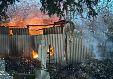 Спалював сміття на кладовищі: ужгородські рятувальники ліквідували пожежу в надвірній споруді