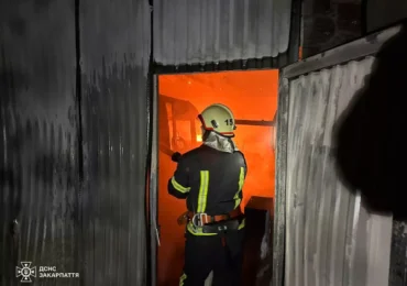 Закарпатські рятувальники ліквідували пожежу в гаражі та не допустили поширення загрози