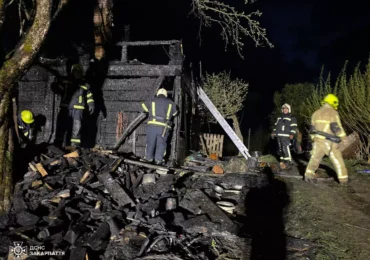 Горів дерев'яний будинок: закарпатські рятувальники ліквідували чергову пожежу