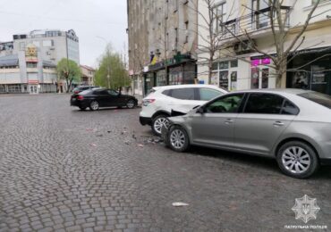 Патрульні притягнули до відповідальності водія, який розтрощив 3 припарковані авто в Ужгороді