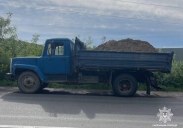 У Мукачеві водій вантажівки перевозив пісок із фальшивими документами