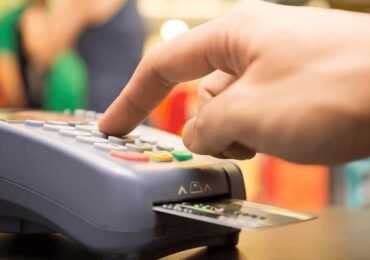 У шкільних їдальнях Мукачева учні можуть розрахуватися банківською карткою
