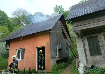 Хустські рятувальники врятували від вогню надвірну споруду