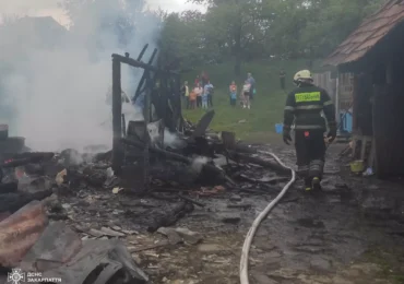 На Ужгородщині вогнеборці загасили пожежу на території приватного дворогосподарства