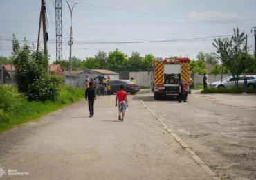 Ужгородські надзвичайники ліквідували пожежу в гаражному кооперативі