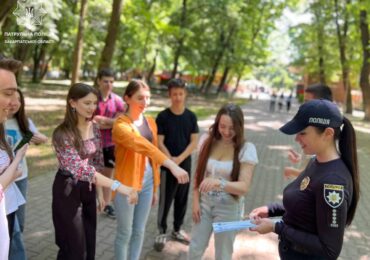 Акцію "Світлострічка" провели патрульні в Ужгороді серед підлітків