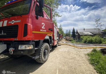 Рахівські вогнеборці ліквідовують значну пожежу на приватному обійсті