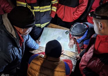 Закарпатські рятувальники шукають тіло чоловіка, яке виявила група туристів