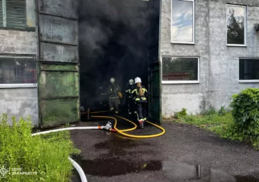 У Виноградові рятувальники ліквідували пожежу на заводі