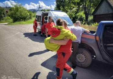 Гірські рятувальники надавали допомогу травмованій в Карпатах львів’янці