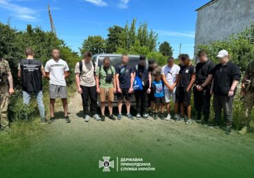 На Закарпатті троє неповнолітніх чекали у кущах групу чоловіків, щоб переправити їх в Угорщину