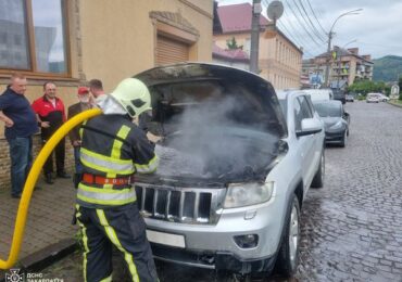 В Мукачеві горів Jeep Grand Cherokee