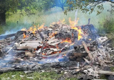 Рахівські вогнеборці двічі поспіль гасили пожежу на території приватного обійстя