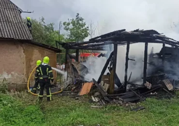 На Тячівщині горіла надвірна споруда