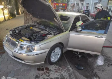 Берегівські пожежні-рятувальники загасили пожежу в легковому авто