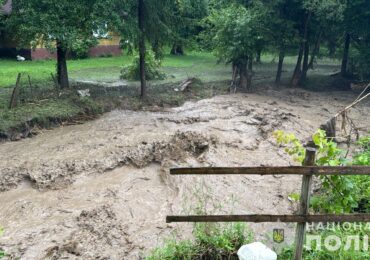 На Мукачівщині шукають жінку, які віднесла течія річки внаслідок повені