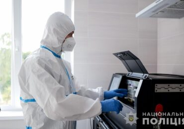 Криміналісти поліції Закарпаття проводять дослідження за допомогою сучасної ДНК-лабораторії
