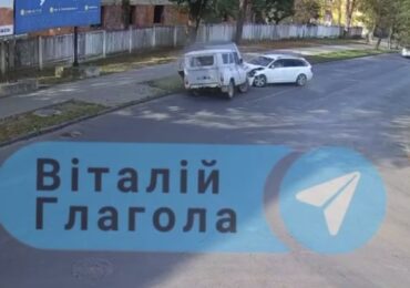 В Ужгороді військовий УАЗ на швидкості влетів в Škoda