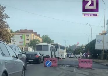 На проспекті Свободи в Ужгороді латають дорогу (ВІДЕО)