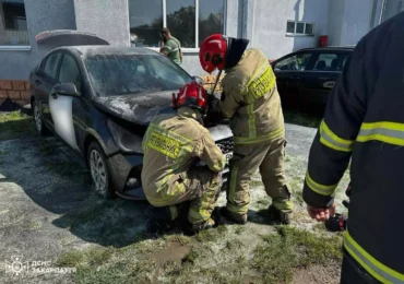 Ужгородські надзвичаники загасили пожежу у легковику